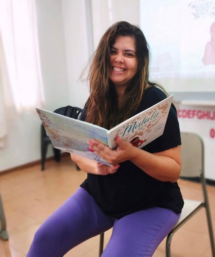 Esta foto foi tirada enquanto eu lia para meus estudantes do primeiro ano, em 2025. Ela guarda uma relação íntima com o relato de Natal que escrevi, pois traz evidências do que acontece quando estamos imersos em um ambiente que respira cultura escrita — e de como isso nos influencia profundamente.
Hoje sou professora e, antes disso, fui (e continuo sendo) uma leitora voraz. Por essa razão, formar leitores é minha missão. Uma doce missão.